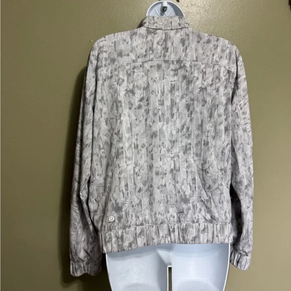 Lululemon Bombs Away Reversible Jacket White/Gray Printed Nylon Size L - Picture 6 of 10